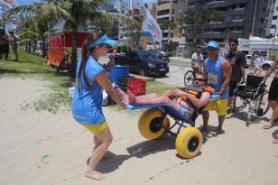 Com cadeiras especiais, 51 pessoas com mobilidade reduzida aproveitaram as praias no Paraná - Na foto, Fernando Smolinski