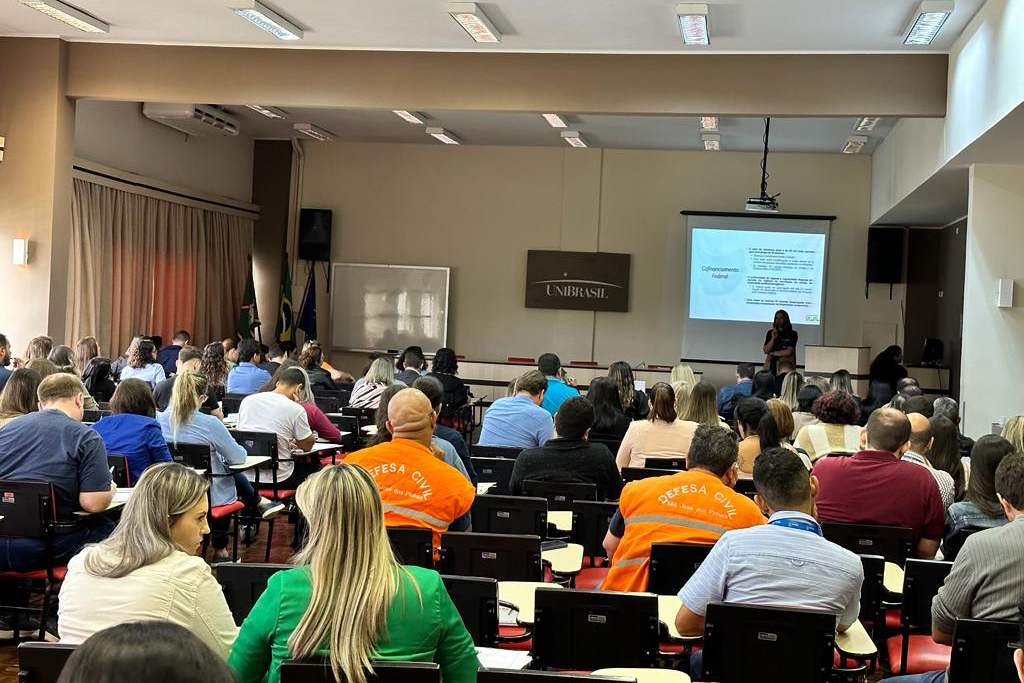 Palestras contou com a presença de representantes dos municípios do Paraná.