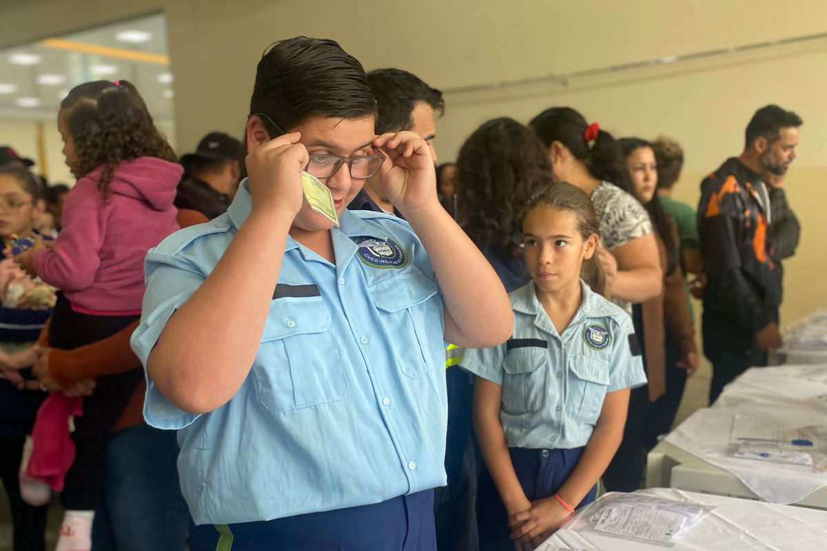 Alunos de Itaperuçu e Tunas do Paraná recebem óculos do Programa Bons Olhos