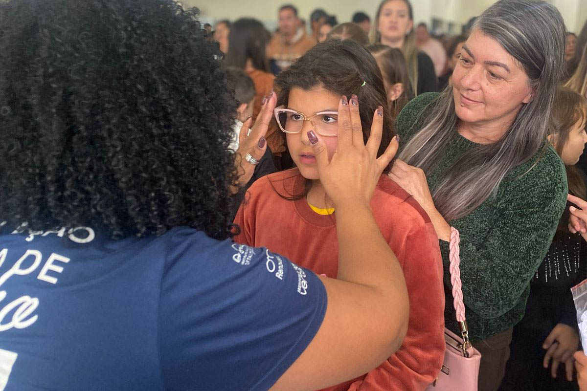 Alunos de Itaperuçu e Tunas do Paraná recebem óculos do Programa Bons Olhos