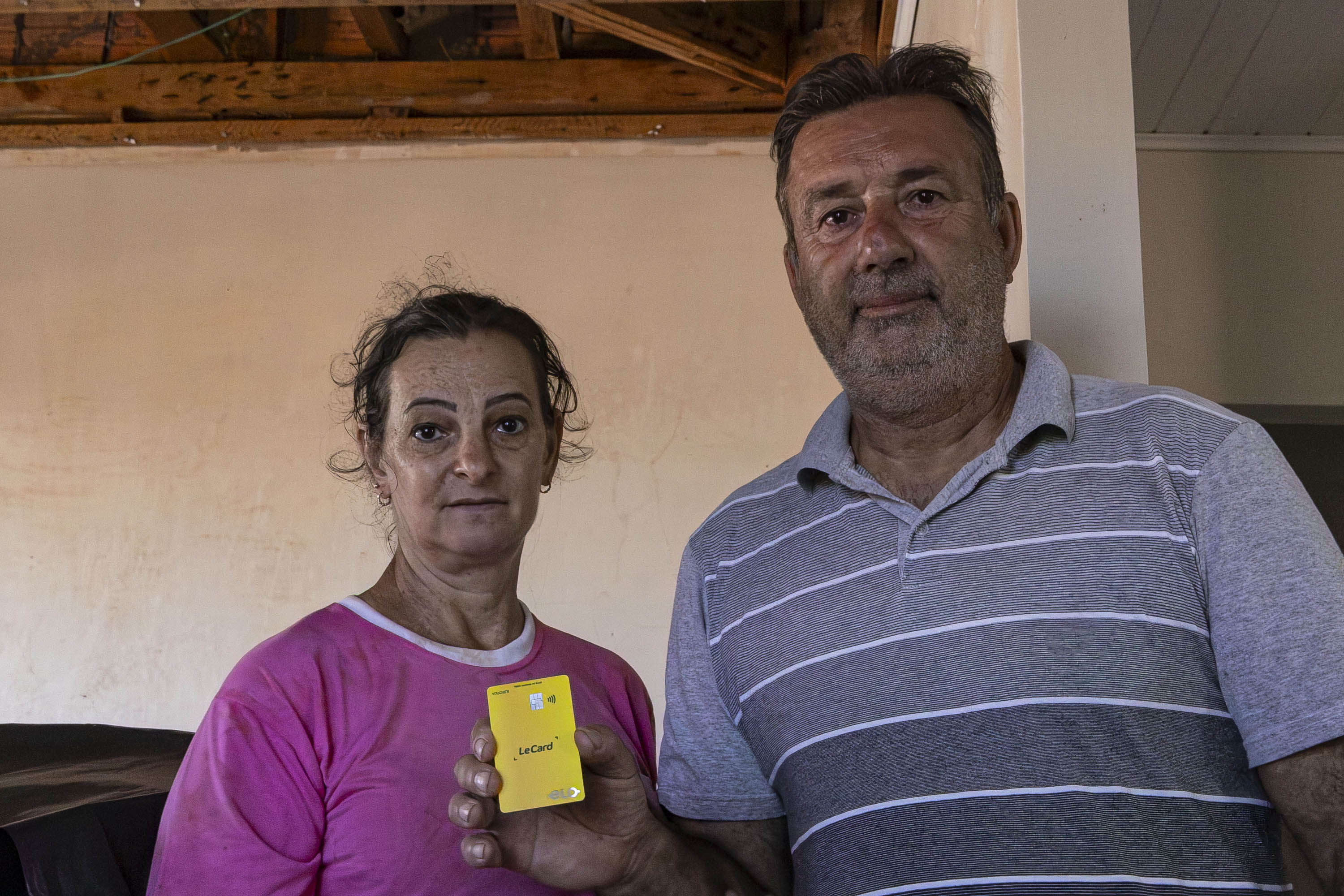 Equipes do Estado percorrem Rio Bonito do Iguaçu para entregar Cartões Reconstrução às famílias