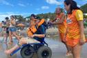 Lazer para todos: Praia Acessível faz 250 atendimentos na primeira semana