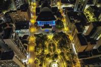 Espaços públicos iluminados de azul, sobre a conscientização sobre autismo