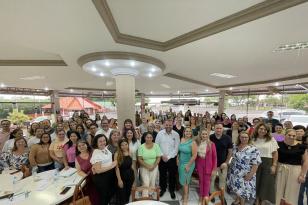 Pessoas em pé, ao final do evento SEDEF nos municípios 