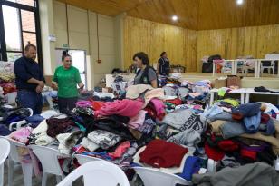 Roupas doadas às vitimas das enchentes