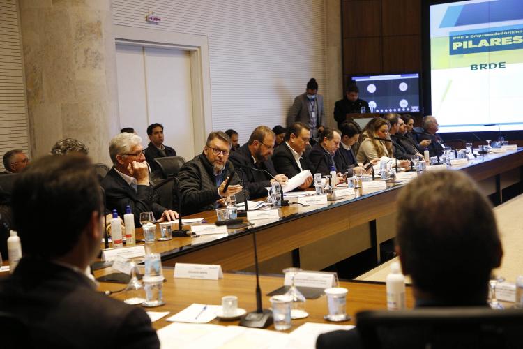 Governador Carlos Massa Ratinho Junior liderou nesta segunda-feira a terceira reunião do comitê público-privado sobre ESG.