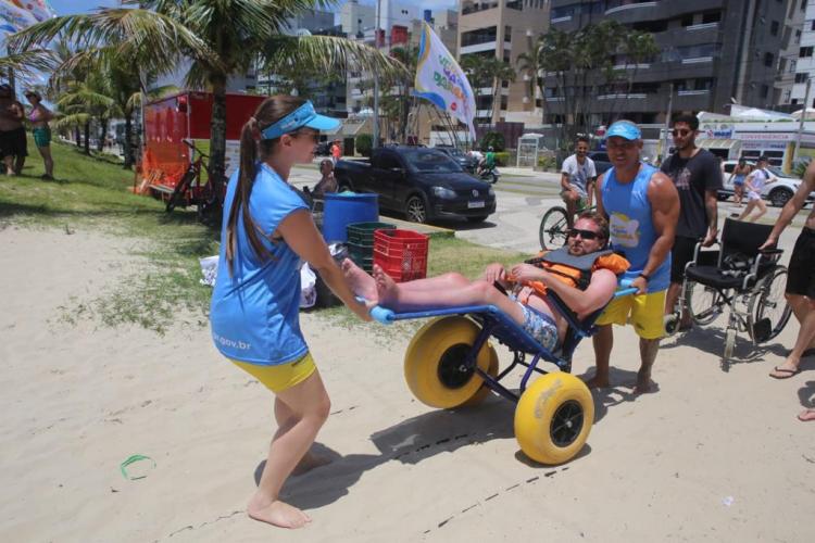 Com cadeiras especiais, 51 pessoas com mobilidade reduzida aproveitaram as praias no Paraná - Na foto, Fernando Smolinski