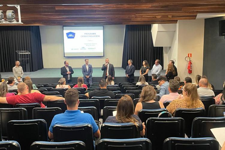 Pessoas sentadas n auditório acompanhando capacitação sobre o Programa Caixa D´Água Boa