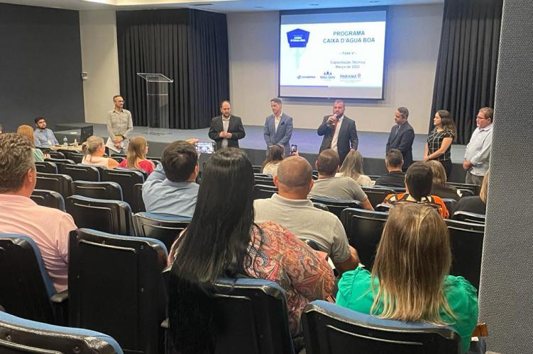 Pessoas sentadas n auditório acompanhando capacitação sobre o Programa Caixa D´Água Boa