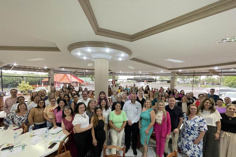 Pessoas em pé, ao final do evento SEDEF nos municípios