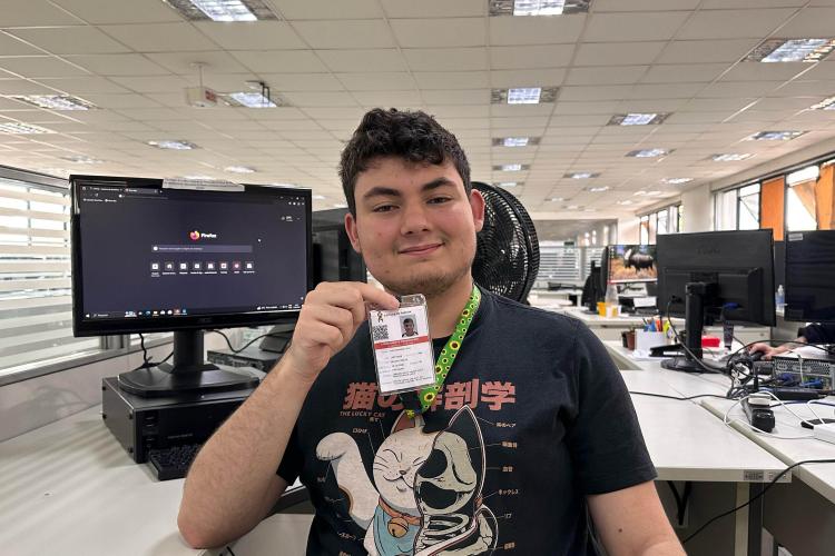 Paraná lança canal de WhatsApp para facilitar emissão da Carteira de Identificação da Pessoa com Autismo - Aos 18 anos, Luan Henrique Lucca é funcionário terceirizado da Sedef e trabalha na equipe responsável pela emissão da Cipetea. Ele é autista e comemora a existência do documento Foto: SEDEF-PR