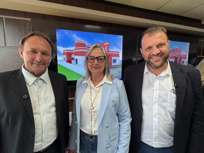 Rogério Carboni sorrindo ao lado de lideranças durante entrega de termo de R$ 16,8 milhões.