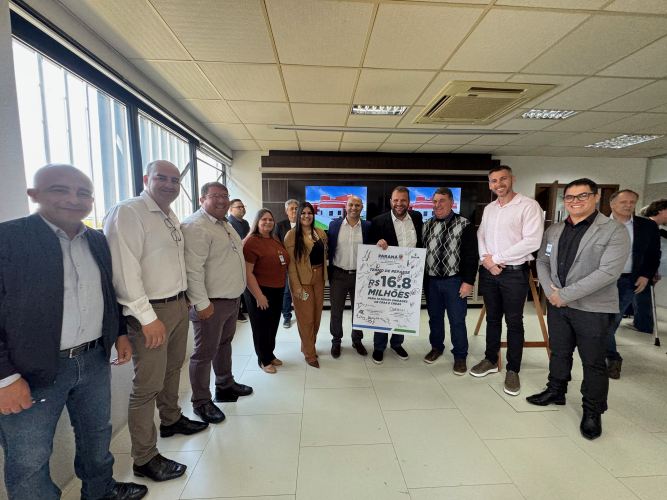 Rogério Carboni com grupo de prefeitos e lideranças em evento de repasse de R$ 16,8 milhões.