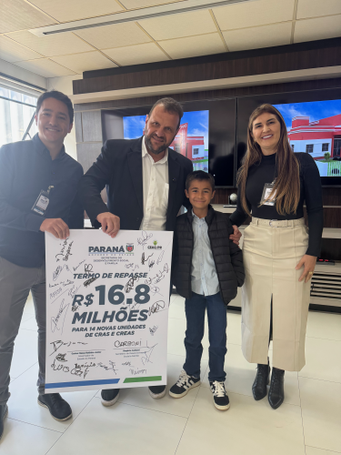 Rogério Carboni ao lado de lideranças e criança segurando placa de repasse de R$ 16,8 milhões.