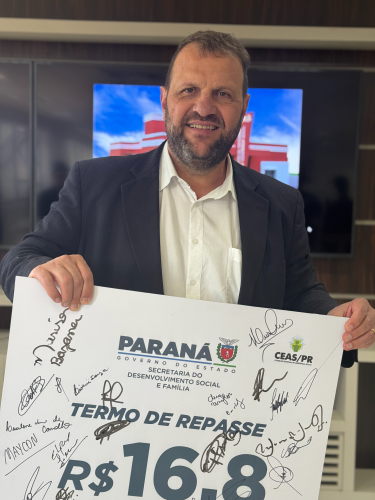 Rogério Carboni segurando termo de repasse de R$ 16,8 milhões para assistência social no Paraná.