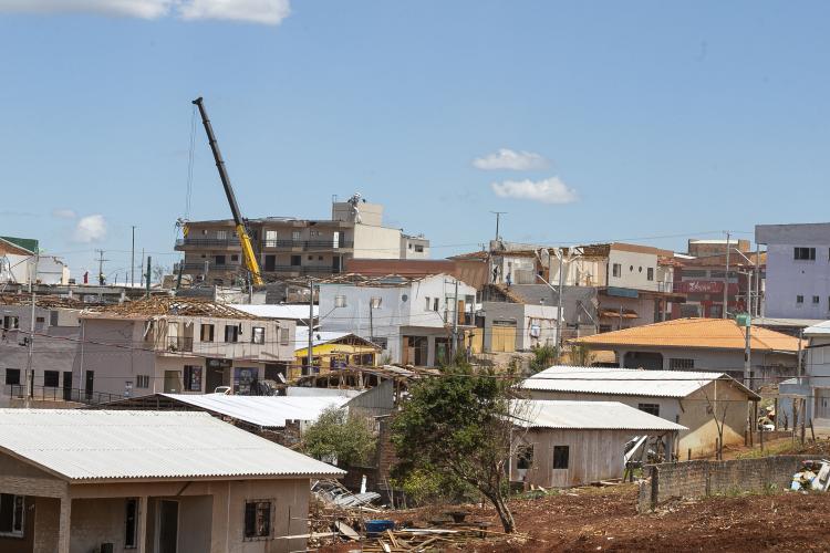 A Secretaria do Desenvolvimento Social e Família (Sedef), em parceria com a Coordenadoria Estadual da Defesa Civil e o Centro Estadual de Estudos e Pesquisas sobre Desastres, abriu inscrições para o curso “Intervenção e Gestão em Desastres”. O lançamento oficial e a primeira etapa da capacitação ocorre na próxima terça-feira (10), às 9 horas, no Teatro Guaíra, em Curitiba.  A iniciativa tem como objetivo capacitar gestores e técnicos municipais para atuar de forma integrada, eficiente e legalmente fundament