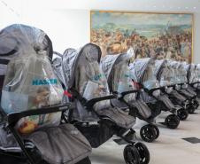 Com carrinhos e acessórios, Estado inicia distribuição inédita de 10 mil kits para mães e bebês