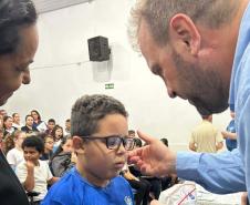 Programa Bons Olhos Paraná entrega mais 622 óculos a estudantes da região Noroeste