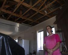 Equipes do Estado percorrem Rio Bonito do Iguaçu para entregar Cartões Reconstrução às famílias