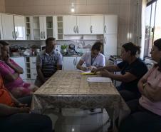 Equipes do Estado percorrem Rio Bonito do Iguaçu para entregar Cartões Reconstrução às famílias