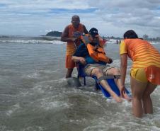 Lazer para todos: Praia Acessível faz 250 atendimentos na primeira semana