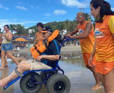 Lazer para todos: Praia Acessível faz 250 atendimentos na primeira semana