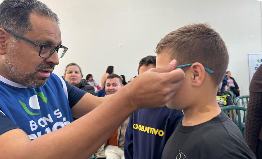 Programa Bons Olhos Paraná já atendeu 6,3 mil alunos com óculos gratuitos