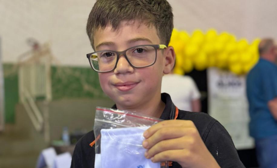 Bons Olhos Paraná: Governo entrega mais 256 óculos a estudantes de cinco municípios