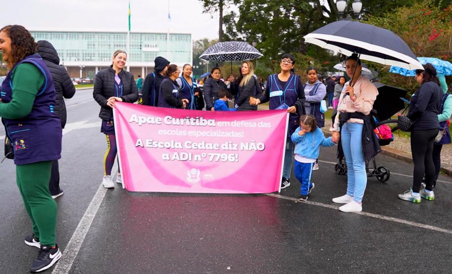 Caminhada reforça apoio às escolas especializadas e defende educação inclusiva