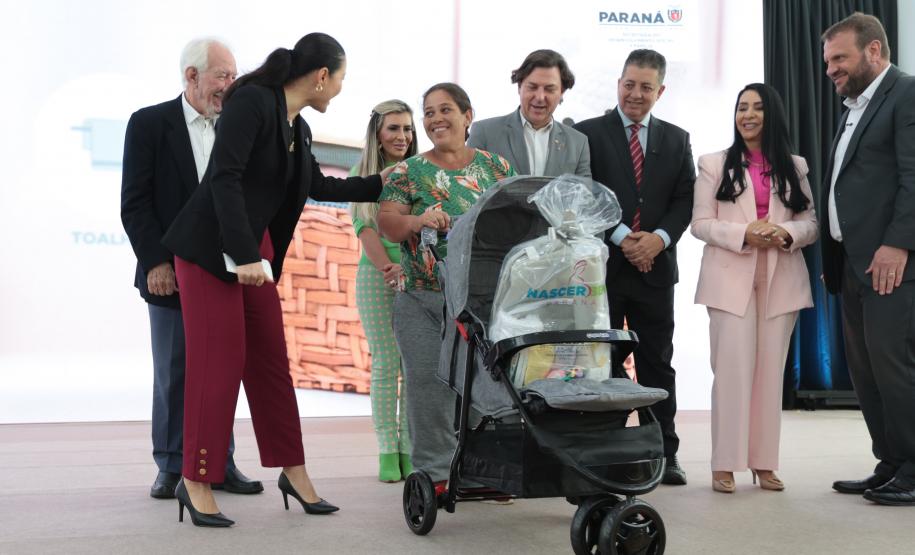 Com carrinhos e acessórios, Estado inicia distribuição inédita de 10 mil kits para mães e bebês
