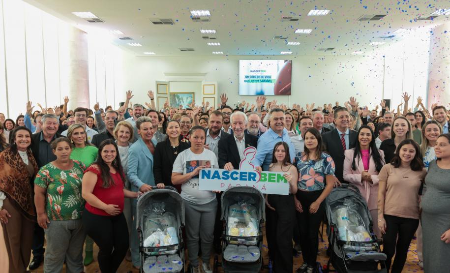 Com carrinhos e acessórios, Estado inicia distribuição inédita de 10 mil kits para mães e bebês