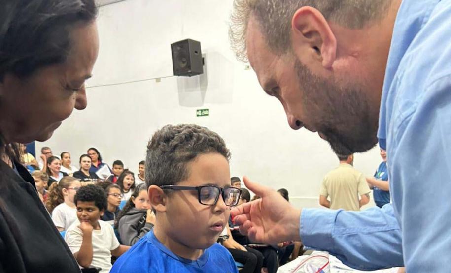 Programa Bons Olhos Paraná entrega mais 622 óculos a estudantes da região Noroeste