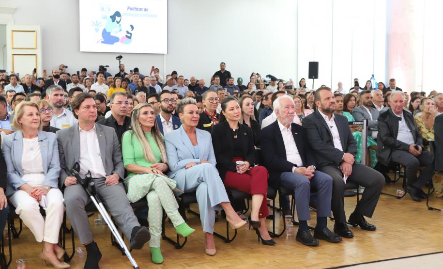 Com carrinhos e acessórios, Estado inicia distribuição inédita de 10 mil kits para mães e bebês