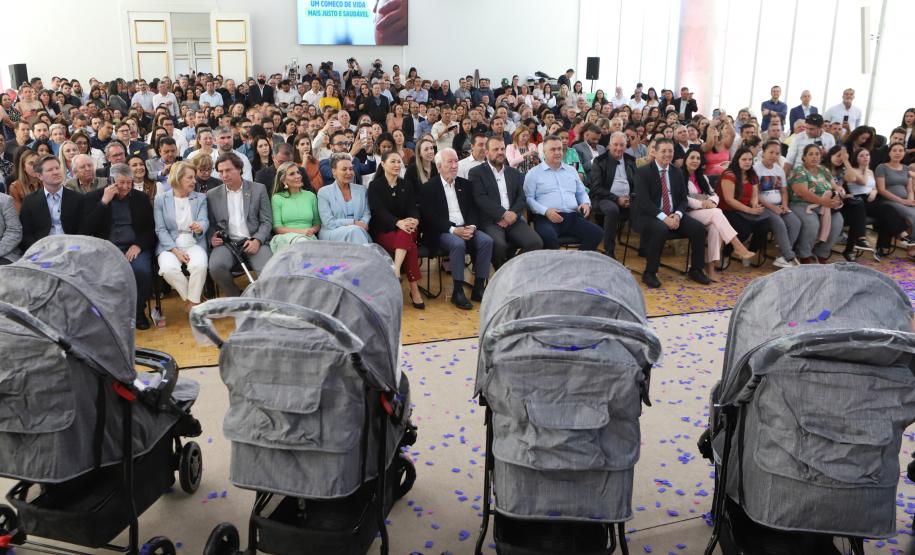 Com carrinhos e acessórios, Estado inicia distribuição inédita de 10 mil kits para mães e bebês