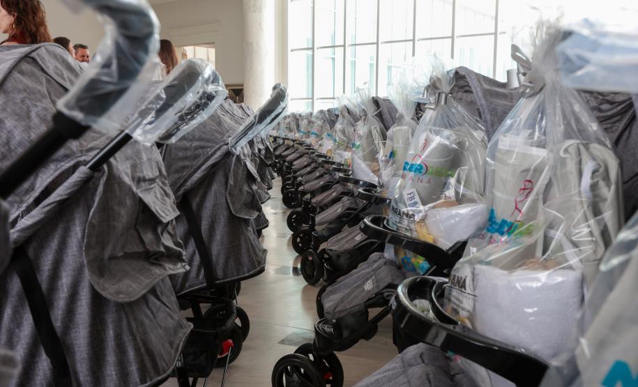 Governo inicia na semana que vem entrega de kits para recém-nascidos com carrinho de bebê