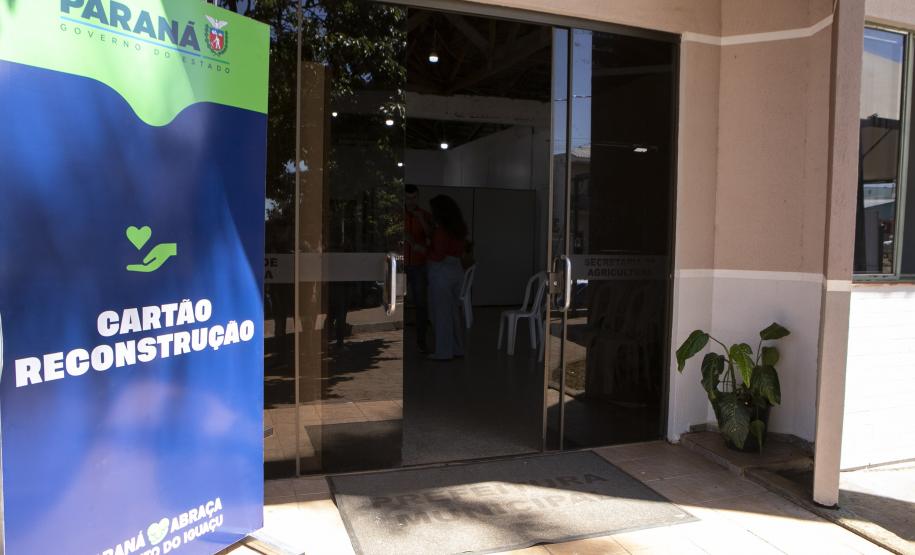 Equipes do Estado percorrem Rio Bonito do Iguaçu para entregar Cartões Reconstrução às famílias