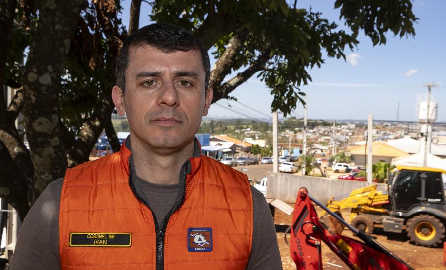 Equipes do Estado percorrem Rio Bonito do Iguaçu para entregar Cartões Reconstrução às famílias