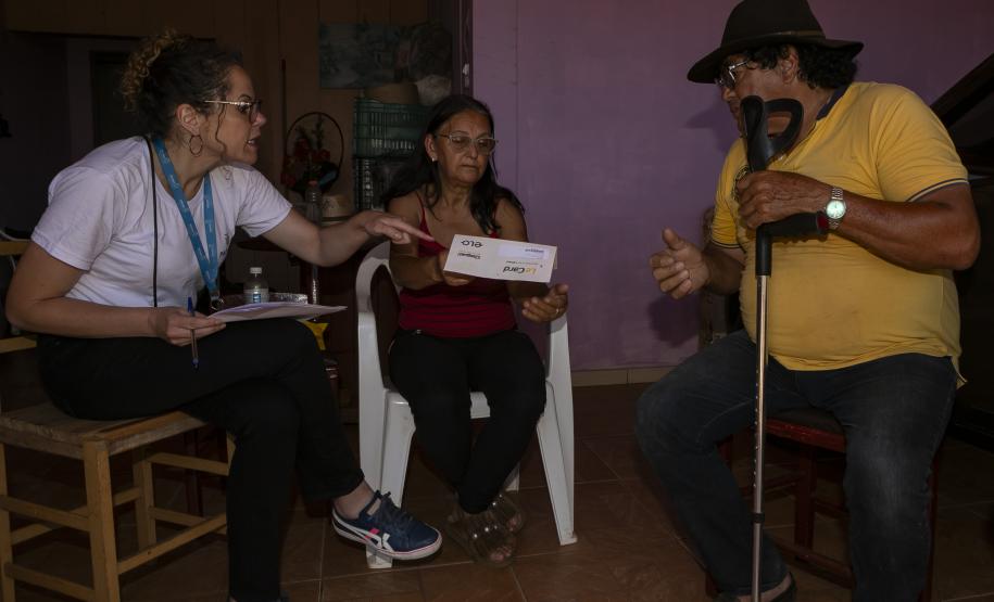 Equipes do Estado percorrem Rio Bonito do Iguaçu para entregar Cartões Reconstrução às famílias