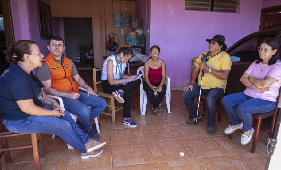 Equipes do Estado percorrem Rio Bonito do Iguaçu para entregar Cartões Reconstrução às famílias