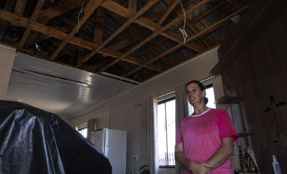 Equipes do Estado percorrem Rio Bonito do Iguaçu para entregar Cartões Reconstrução às famílias