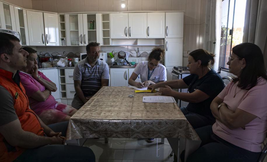 Equipes do Estado percorrem Rio Bonito do Iguaçu para entregar Cartões Reconstrução às famílias