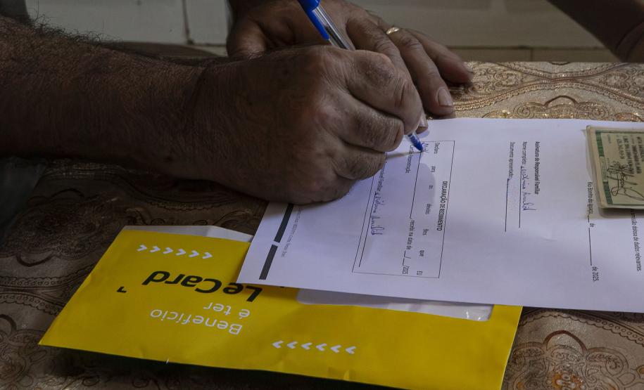 Equipes do Estado percorrem Rio Bonito do Iguaçu para entregar Cartões Reconstrução às famílias