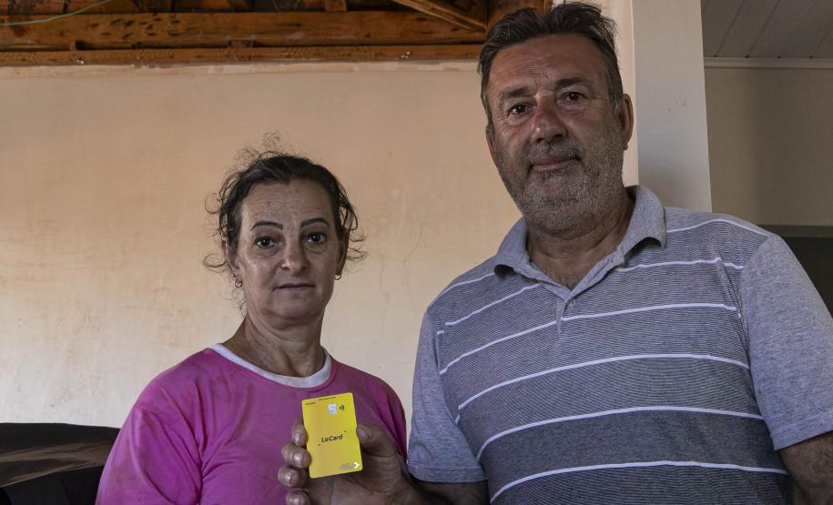 Equipes do Estado percorrem Rio Bonito do Iguaçu para entregar Cartões Reconstrução às famílias