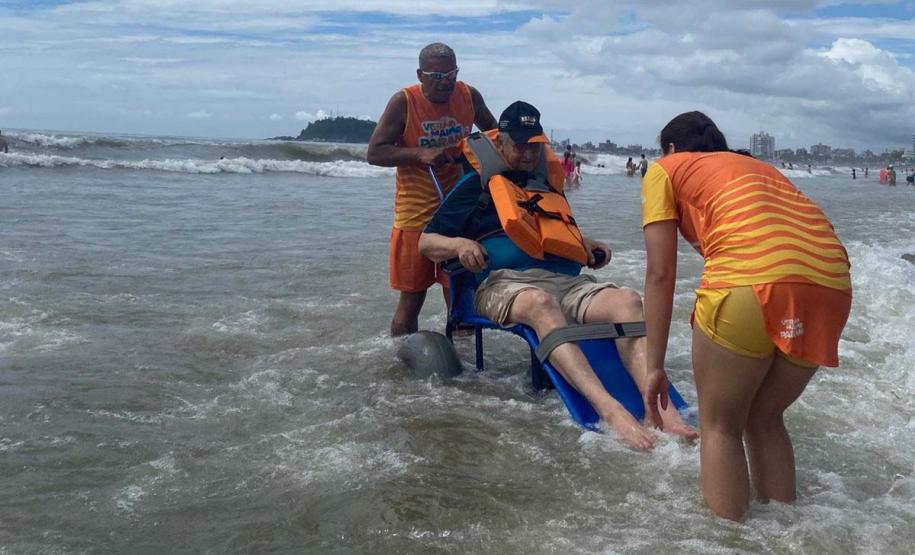 Lazer para todos: Praia Acessível faz 250 atendimentos na primeira semana
