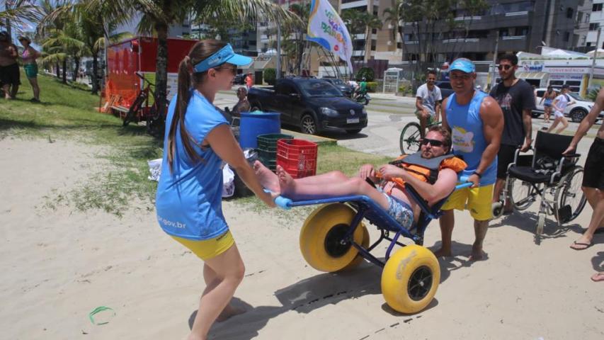 Com cadeiras especiais, 51 pessoas com mobilidade reduzida aproveitaram as praias no Paraná - Na foto, Fernando Smolinski