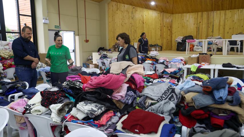 Roupas doadas às vitimas das enchentes