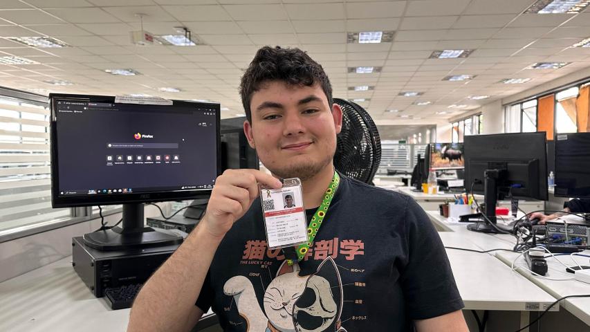 Paraná lança canal de WhatsApp para facilitar emissão da Carteira de Identificação da Pessoa com Autismo - Aos 18 anos, Luan Henrique Lucca é funcionário terceirizado da Sedef e trabalha na equipe responsável pela emissão da Cipetea. Ele é autista e comemora a existência do documento Foto: SEDEF-PR