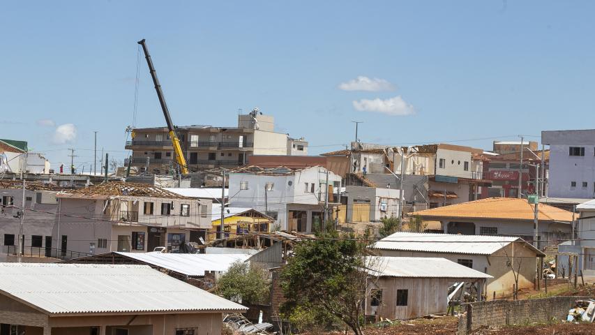 A Secretaria do Desenvolvimento Social e Família (Sedef), em parceria com a Coordenadoria Estadual da Defesa Civil e o Centro Estadual de Estudos e Pesquisas sobre Desastres, abriu inscrições para o curso “Intervenção e Gestão em Desastres”. O lançamento oficial e a primeira etapa da capacitação ocorre na próxima terça-feira (10), às 9 horas, no Teatro Guaíra, em Curitiba.  A iniciativa tem como objetivo capacitar gestores e técnicos municipais para atuar de forma integrada, eficiente e legalmente fundament